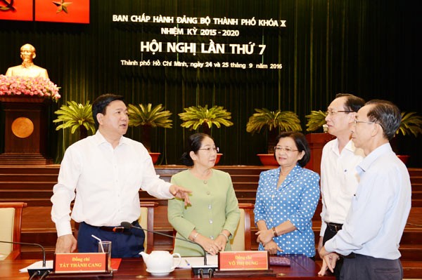 HCMC Party Chief Dinh La Thang (L) talks to delegates at the 7th session of the 10th HCMC Party Committee on September 25 (Photo: SGGP)